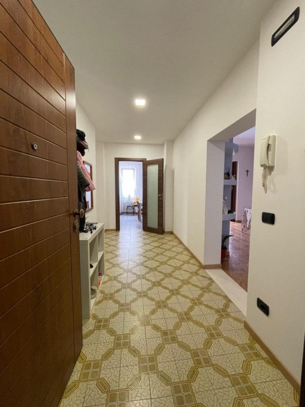 Zona centrale e servita, luminoso appartamento al terzo e ultimo piano  parzialmente ristrutturat...