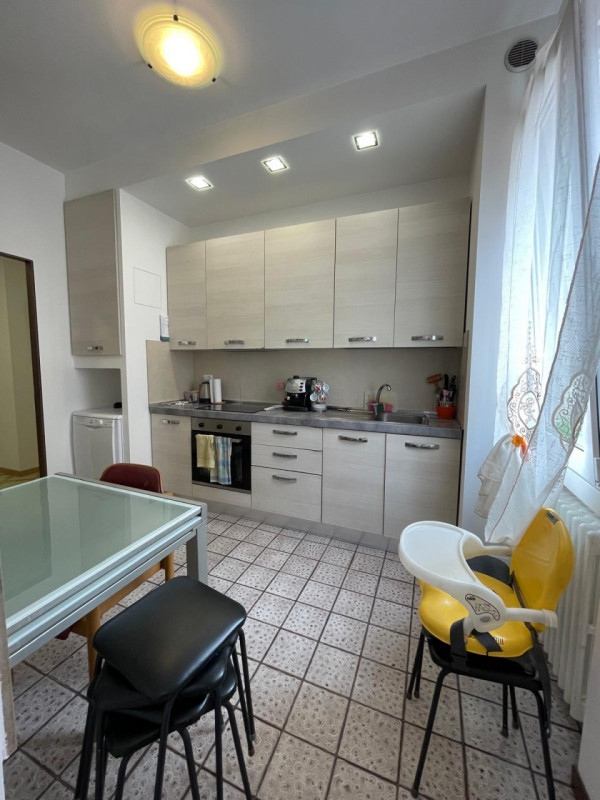 Zona centrale e servita, luminoso appartamento al terzo e ultimo piano  parzialmente ristrutturat...