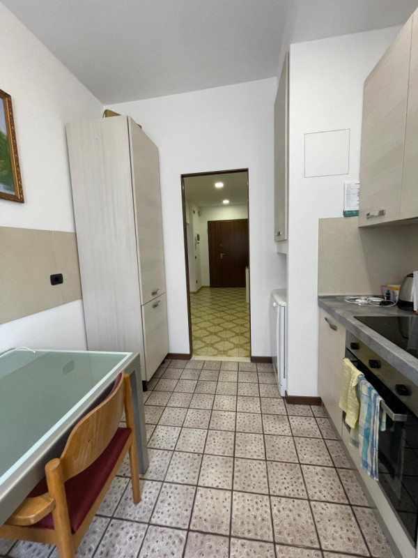 Zona centrale e servita, luminoso appartamento al terzo e ultimo piano  parzialmente ristrutturat...