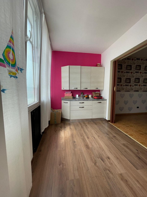 Zona centrale e servita, luminoso appartamento al terzo e ultimo piano  parzialmente ristrutturat...