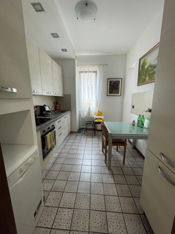 Zona centrale e servita, luminoso appartamento al terzo e ultimo piano  parzialmente ristrutturat...