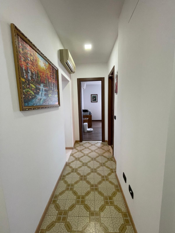 Zona centrale e servita, luminoso appartamento al terzo e ultimo piano  parzialmente ristrutturat...