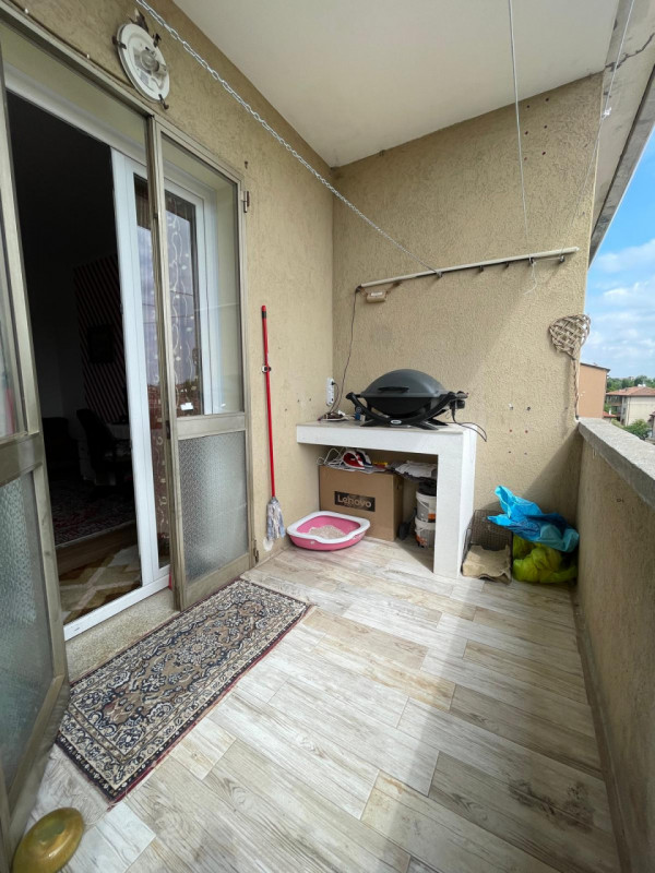 Zona centrale e servita, luminoso appartamento al terzo e ultimo piano  parzialmente ristrutturat...