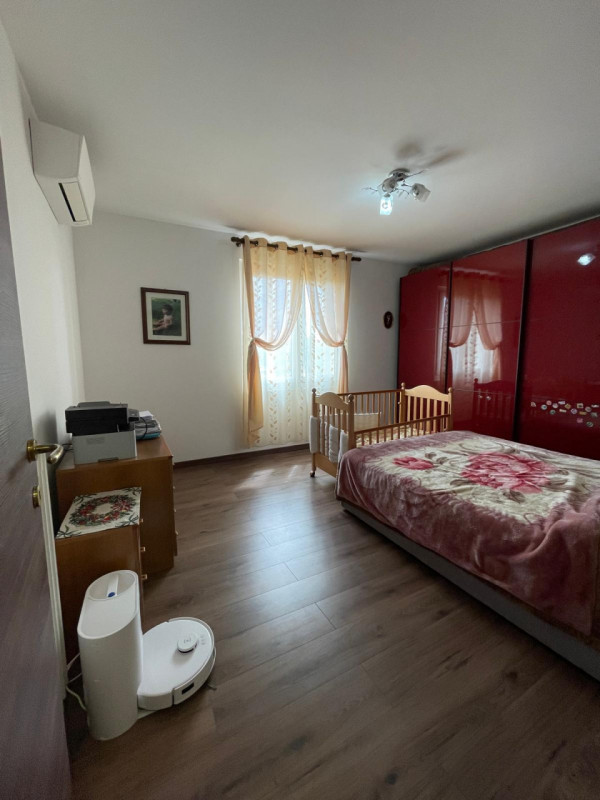 Zona centrale e servita, luminoso appartamento al terzo e ultimo piano  parzialmente ristrutturat...