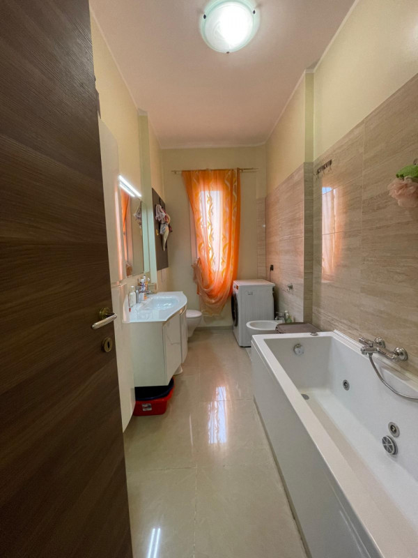 Zona centrale e servita, luminoso appartamento al terzo e ultimo piano  parzialmente ristrutturat...