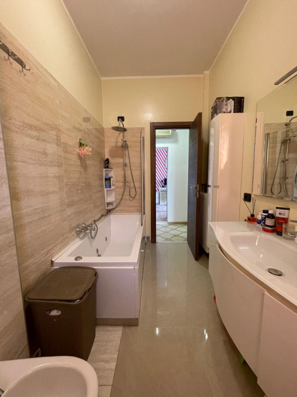 Zona centrale e servita, luminoso appartamento al terzo e ultimo piano  parzialmente ristrutturat...