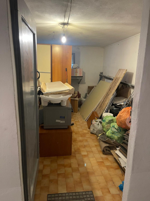 Zona centrale e servita, luminoso appartamento al terzo e ultimo piano  parzialmente ristrutturat...