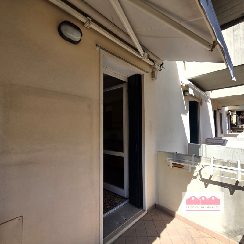 VICENZA VIA BIXIO: ELEGANTE BICAMERE CON STUDIO IN PICCOLO CONTESTO BEN ABITATO A POCHI MINUTI DA...