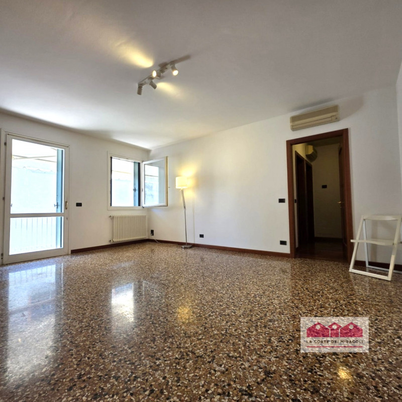 VICENZA VIA BIXIO: ELEGANTE BICAMERE CON STUDIO IN PICCOLO CONTESTO BEN ABITATO A POCHI MINUTI DA...