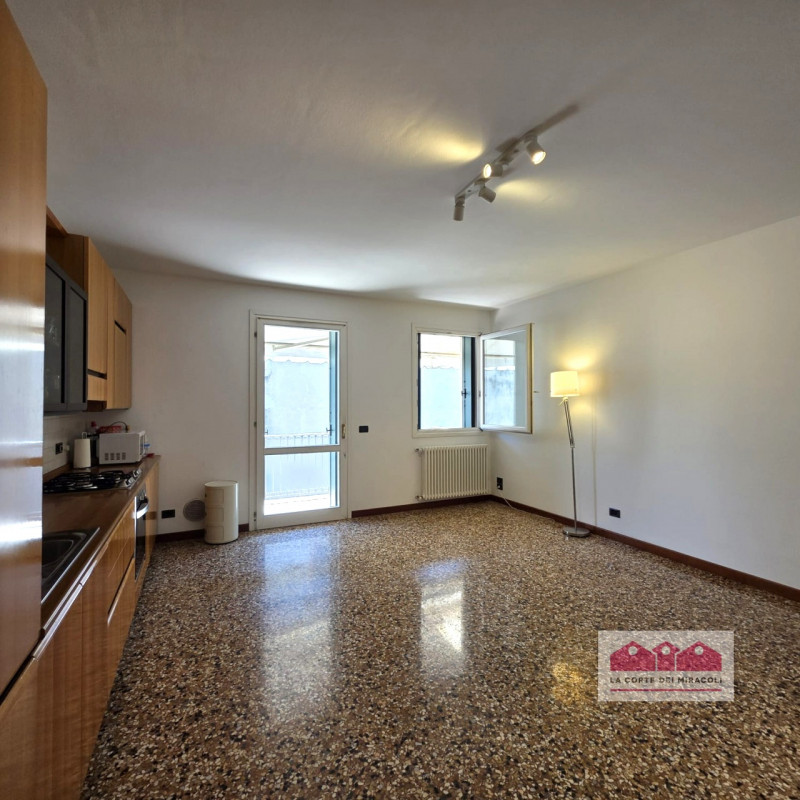 VICENZA VIA BIXIO: ELEGANTE BICAMERE CON STUDIO IN PICCOLO CONTESTO BEN ABITATO A POCHI MINUTI DA...