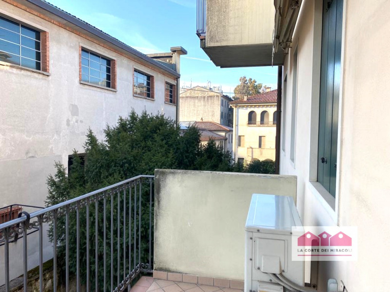 VICENZA VIA BIXIO: ELEGANTE BICAMERE CON STUDIO IN PICCOLO CONTESTO BEN ABITATO A POCHI MINUTI DA...