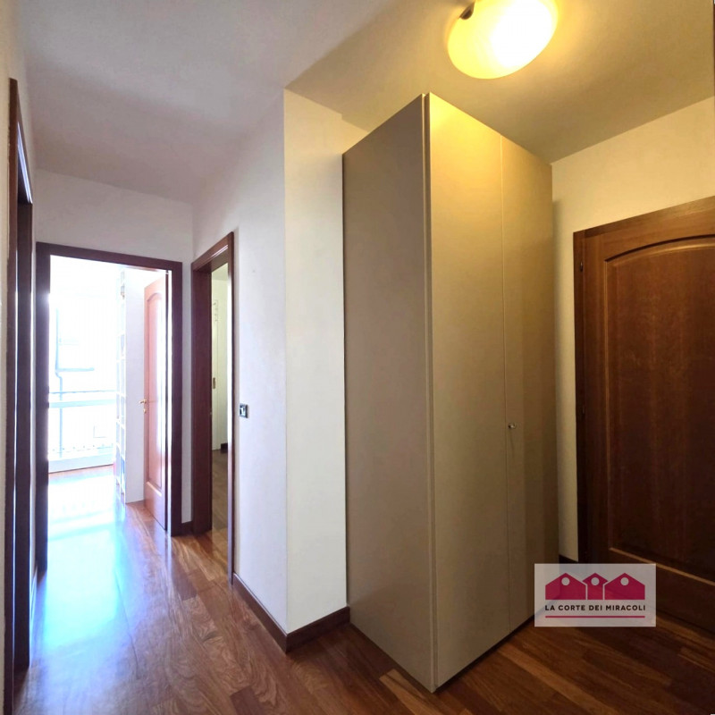 VICENZA VIA BIXIO: ELEGANTE BICAMERE CON STUDIO IN PICCOLO CONTESTO BEN ABITATO A POCHI MINUTI DA...