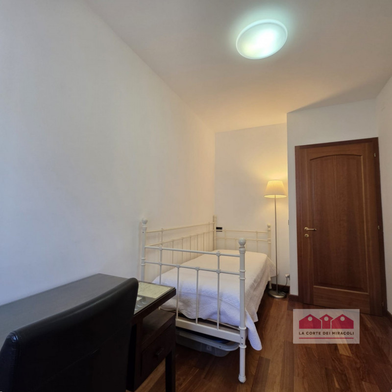 VICENZA VIA BIXIO: ELEGANTE BICAMERE CON STUDIO IN PICCOLO CONTESTO BEN ABITATO A POCHI MINUTI DA...