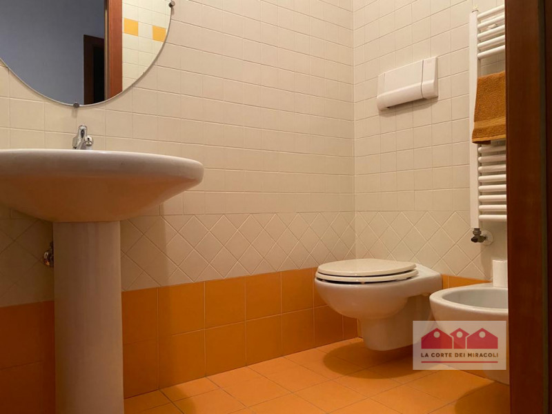 VICENZA VIA BIXIO: ELEGANTE BICAMERE CON STUDIO IN PICCOLO CONTESTO BEN ABITATO A POCHI MINUTI DA...