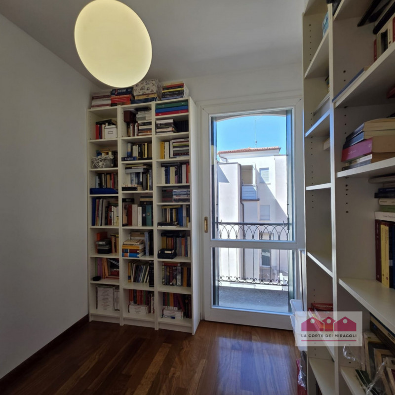 VICENZA VIA BIXIO: ELEGANTE BICAMERE CON STUDIO IN PICCOLO CONTESTO BEN ABITATO A POCHI MINUTI DA...