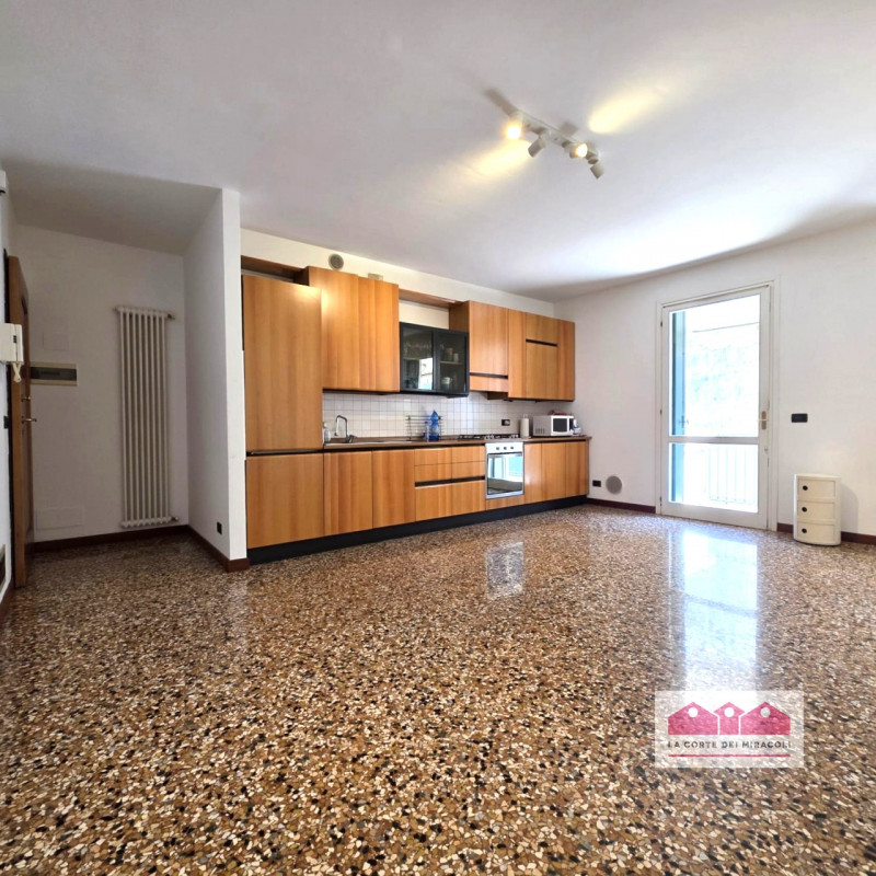 VICENZA VIA BIXIO: ELEGANTE BICAMERE CON STUDIO IN PICCOLO CONTESTO BEN ABITATO A POCHI MINUTI DA...