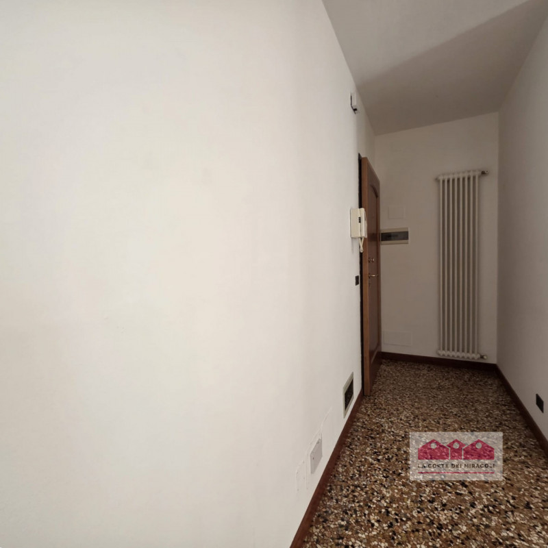 VICENZA VIA BIXIO: ELEGANTE BICAMERE CON STUDIO IN PICCOLO CONTESTO BEN ABITATO A POCHI MINUTI DA...