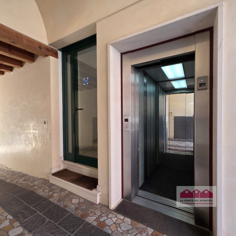 VICENZA VIA BIXIO: ELEGANTE BICAMERE CON STUDIO IN PICCOLO CONTESTO BEN ABITATO A POCHI MINUTI DA...