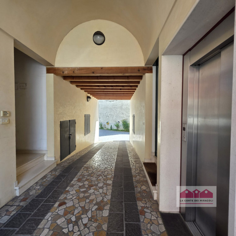 VICENZA VIA BIXIO: ELEGANTE BICAMERE CON STUDIO IN PICCOLO CONTESTO BEN ABITATO A POCHI MINUTI DA...