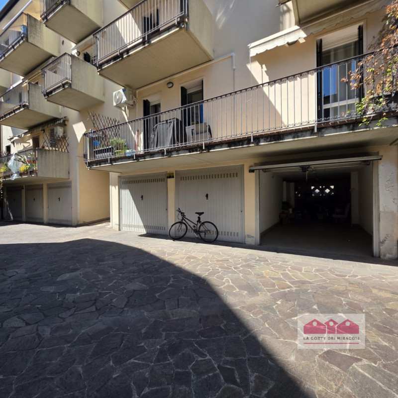 VICENZA VIA BIXIO: ELEGANTE BICAMERE CON STUDIO IN PICCOLO CONTESTO BEN ABITATO A POCHI MINUTI DA...
