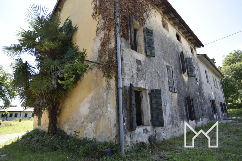 FONTE- Situato a Onè di Fonte ai confini con San Zenone in una via residenziale, proponiamo rusti...