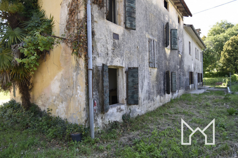 FONTE- Situato a Onè di Fonte ai confini con San Zenone in una via residenziale, proponiamo rusti...