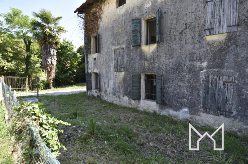 FONTE- Situato a Onè di Fonte ai confini con San Zenone in una via residenziale, proponiamo rusti...