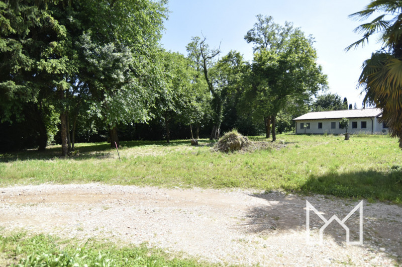 FONTE- Situato a Onè di Fonte ai confini con San Zenone in una via residenziale, proponiamo rusti...