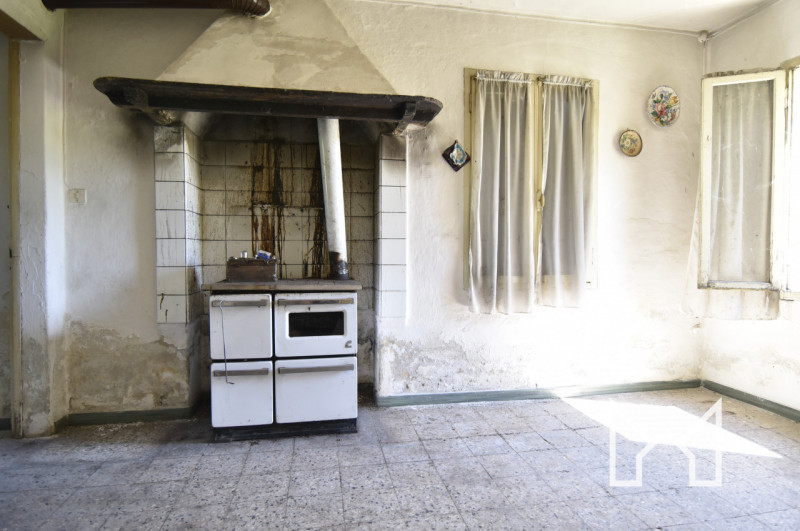 FONTE- Situato a Onè di Fonte ai confini con San Zenone in una via residenziale, proponiamo rusti...