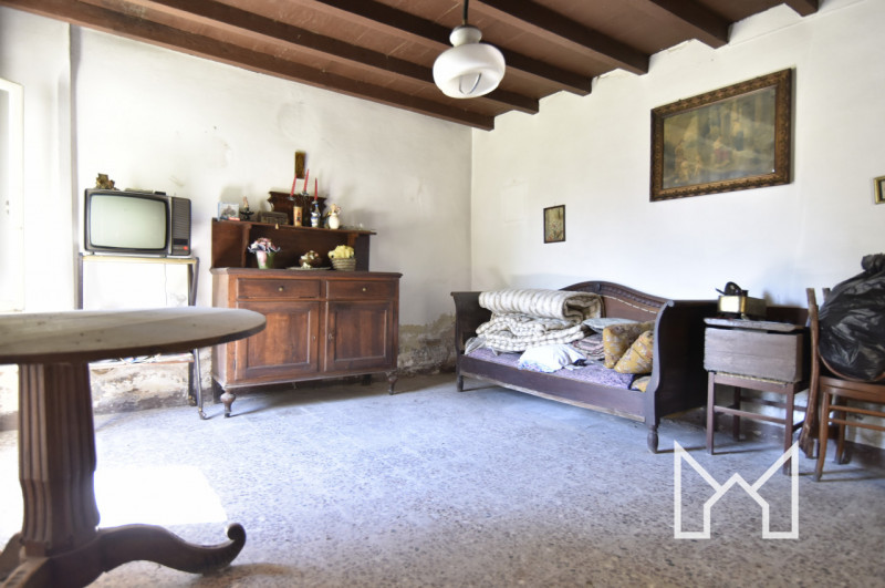 FONTE- Situato a Onè di Fonte ai confini con San Zenone in una via residenziale, proponiamo rusti...