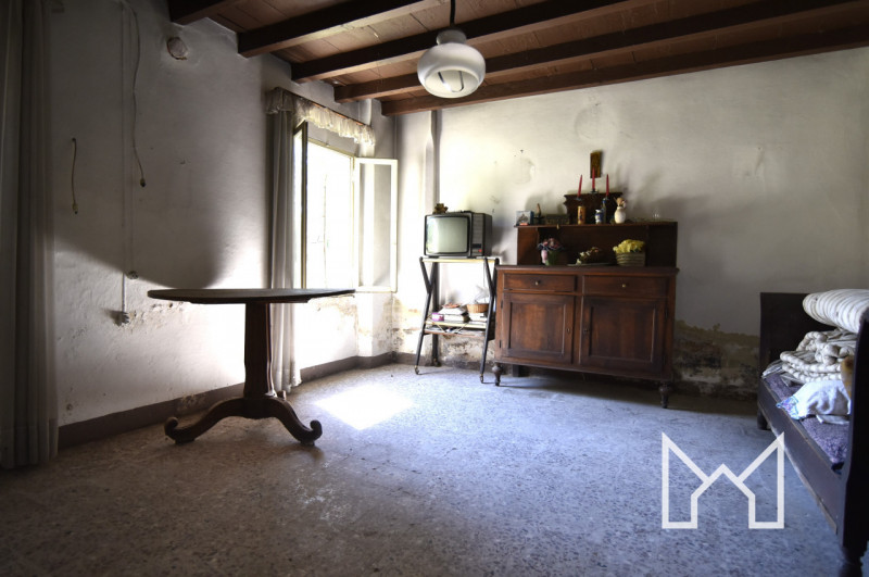 FONTE- Situato a Onè di Fonte ai confini con San Zenone in una via residenziale, proponiamo rusti...