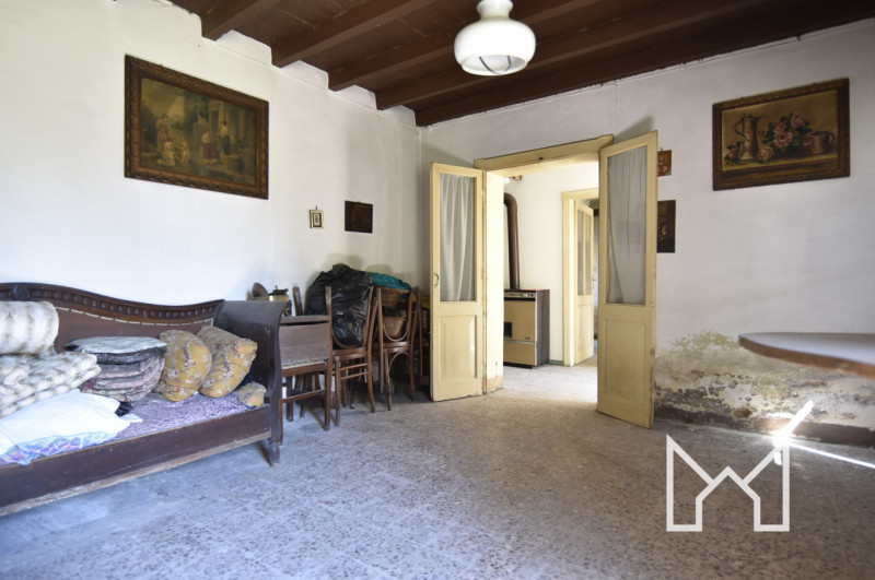 FONTE- Situato a Onè di Fonte ai confini con San Zenone in una via residenziale, proponiamo rusti...