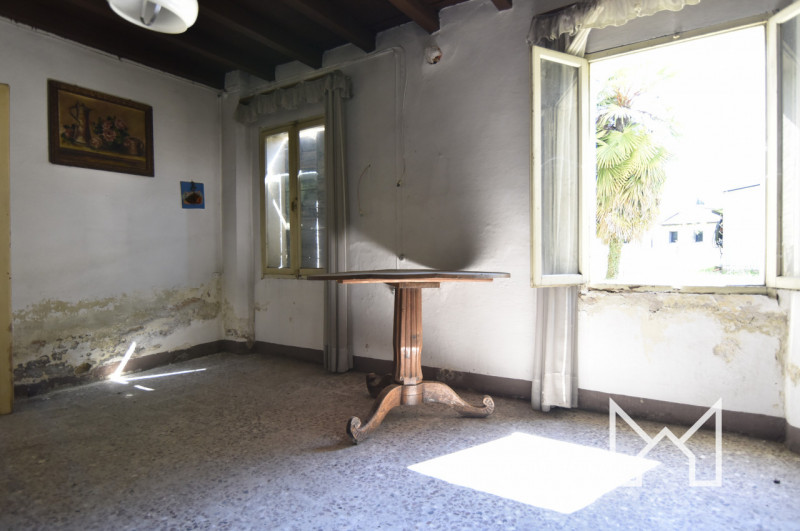 FONTE- Situato a Onè di Fonte ai confini con San Zenone in una via residenziale, proponiamo rusti...