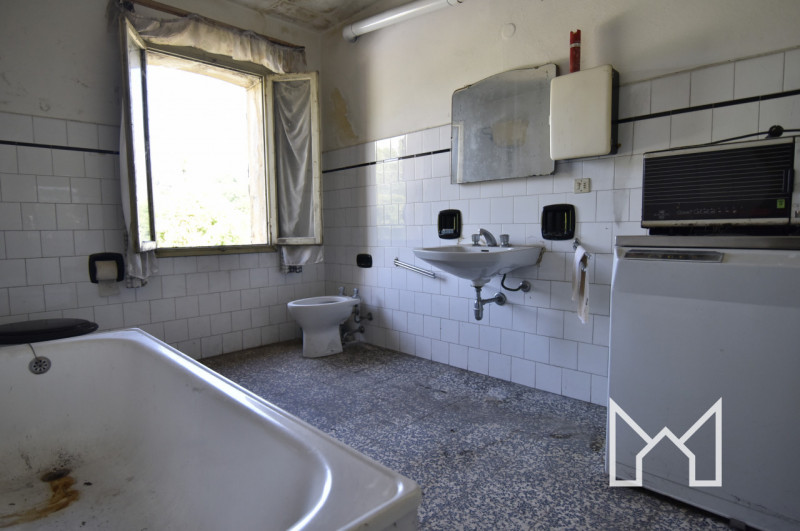 FONTE- Situato a Onè di Fonte ai confini con San Zenone in una via residenziale, proponiamo rusti...