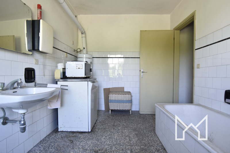 FONTE- Situato a Onè di Fonte ai confini con San Zenone in una via residenziale, proponiamo rusti...