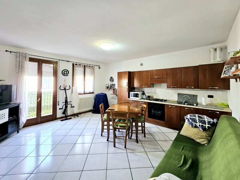 Proponiamo in vendita a Este, interessante appartamento bilocale per investimento, situato in una...