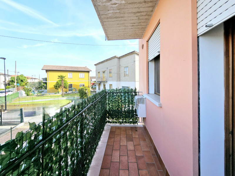 Proponiamo in vendita a Este, interessante appartamento bilocale per investimento, situato in una...