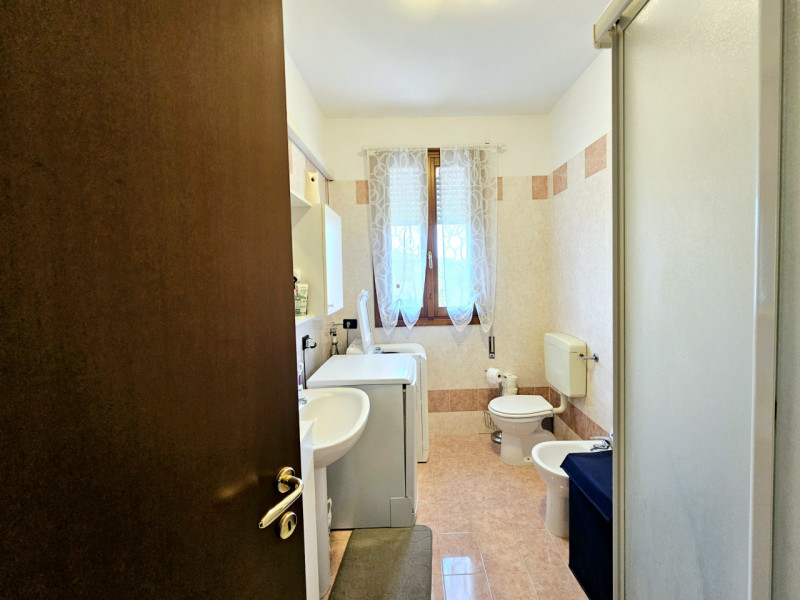 Proponiamo in vendita a Este, interessante appartamento bilocale per investimento, situato in una...