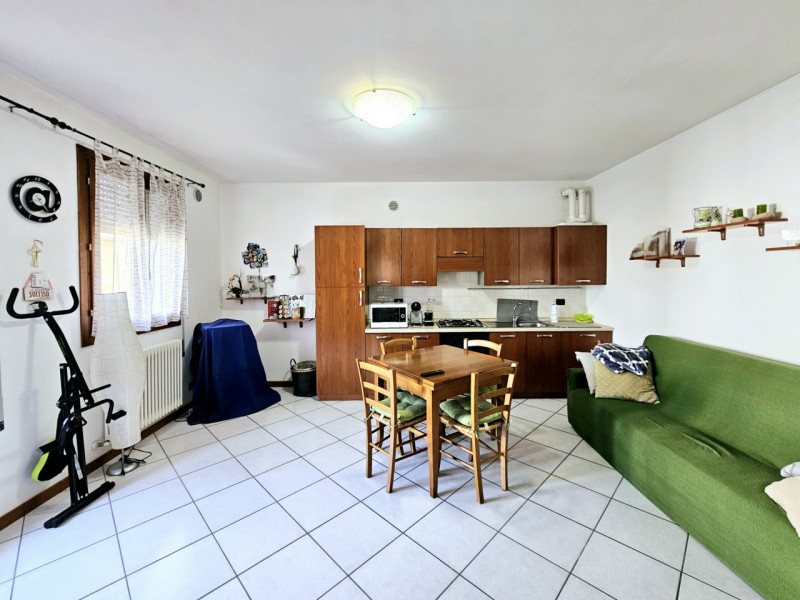 Proponiamo in vendita a Este, interessante appartamento bilocale per investimento, situato in una...