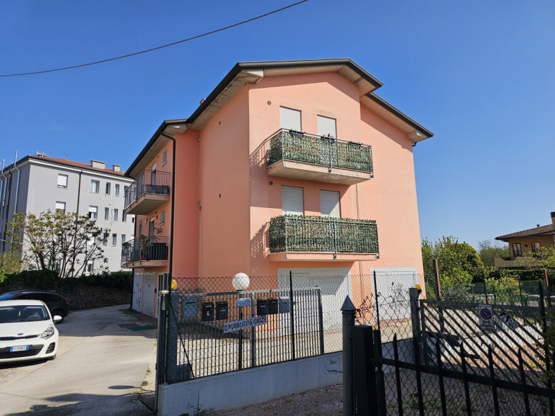 Proponiamo in vendita a Este, interessante appartamento bilocale per investimento, situato in una...