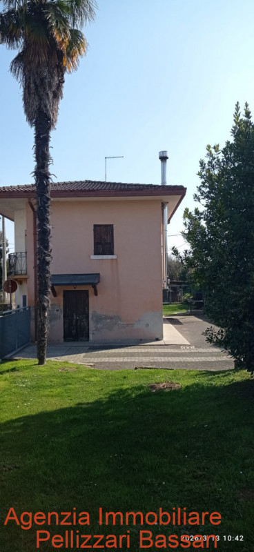 Situata nella tranquilla zona di Sovilla, nel cuore di Nervesa della Battaglia, questa rinnovata ...