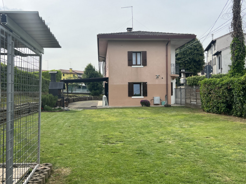 Situata nella tranquilla zona di Sovilla, nel cuore di Nervesa della Battaglia, questa rinnovata ...