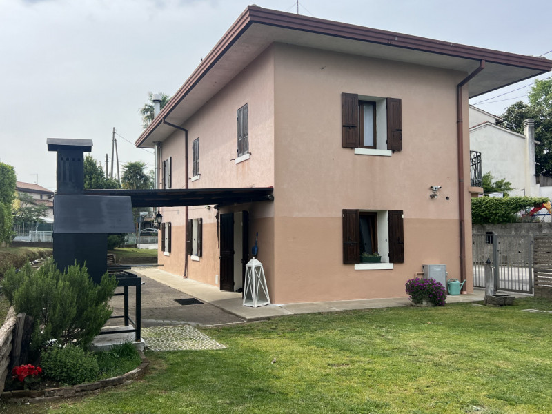 Situata nella tranquilla zona di Sovilla, nel cuore di Nervesa della Battaglia, questa rinnovata ...