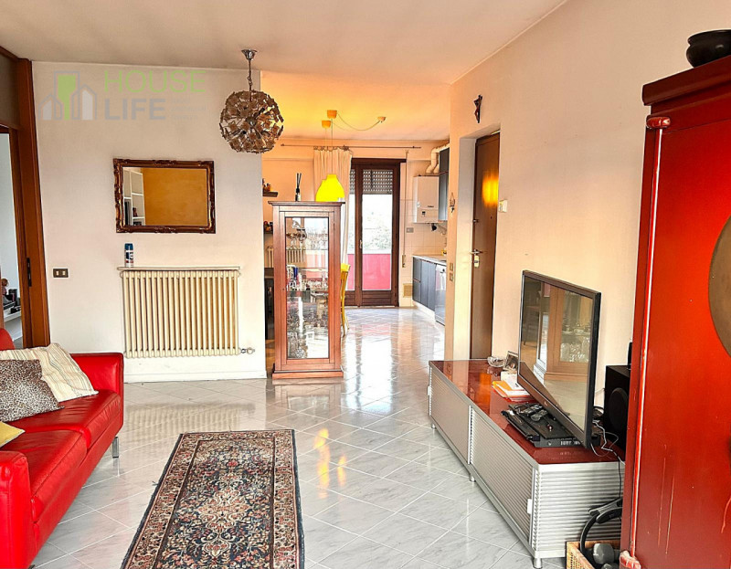 THIENE- Vianelle: in zona residenziale molto tranquilla TRICAMERE al piano terzo ed ultimo, in co...