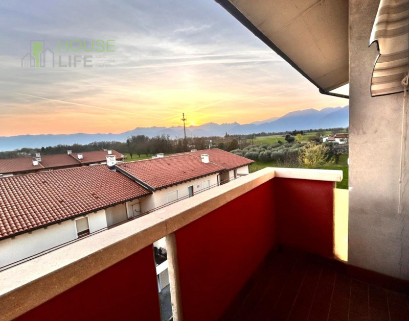 THIENE- Vianelle: in zona residenziale molto tranquilla TRICAMERE al piano terzo ed ultimo, in co...