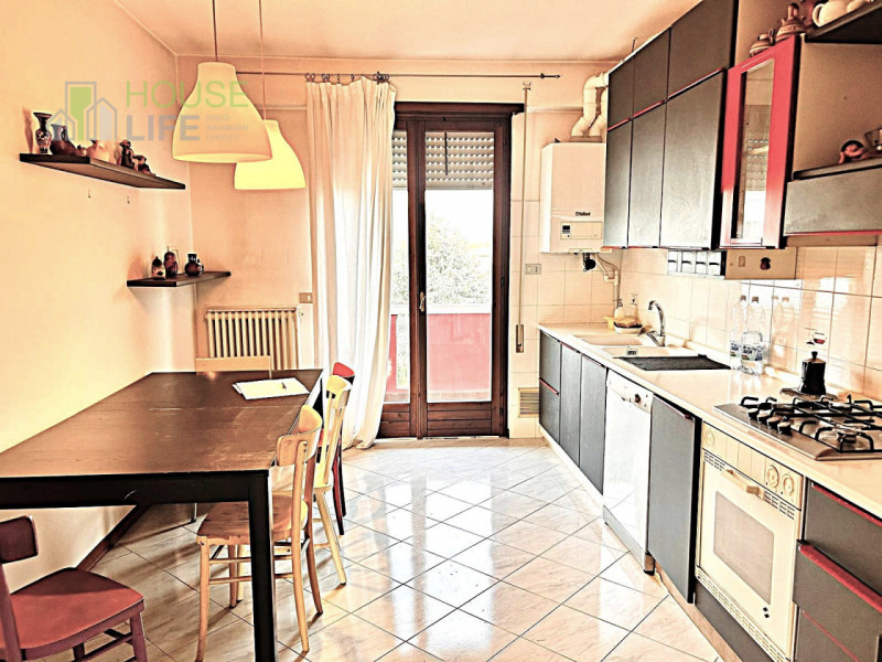 THIENE- Vianelle: in zona residenziale molto tranquilla TRICAMERE al piano terzo ed ultimo, in co...