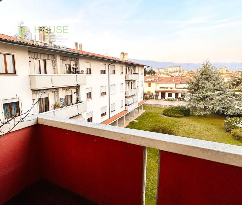 THIENE- Vianelle: in zona residenziale molto tranquilla TRICAMERE al piano terzo ed ultimo, in co...