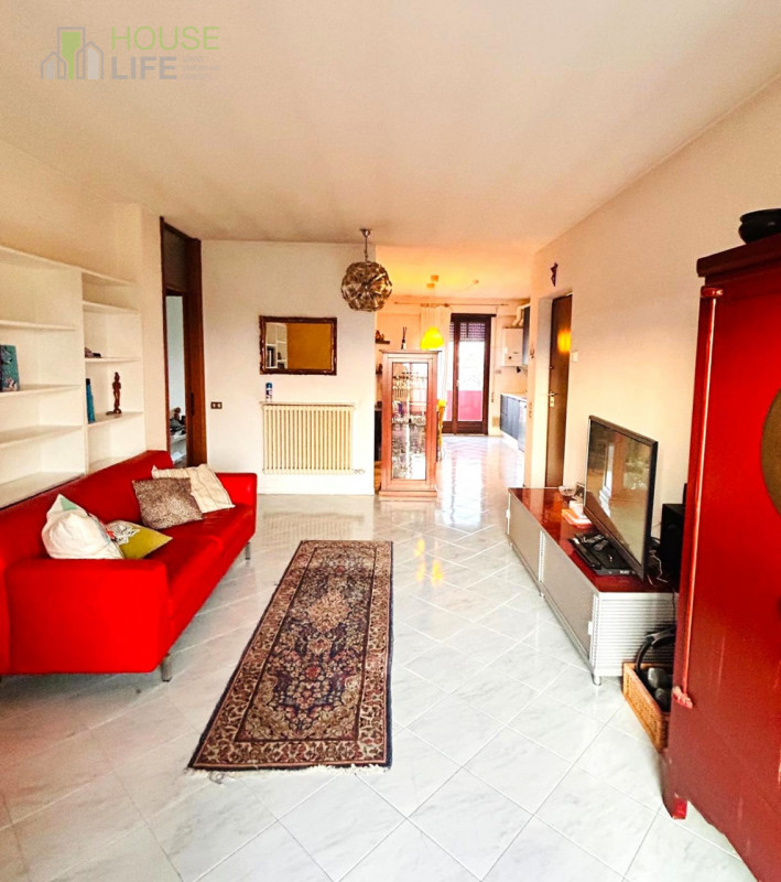 THIENE- Vianelle: in zona residenziale molto tranquilla TRICAMERE al piano terzo ed ultimo, in co...