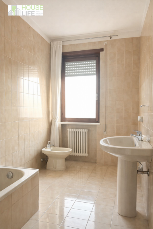 THIENE- Vianelle: in zona residenziale molto tranquilla TRICAMERE al piano terzo ed ultimo, in co...