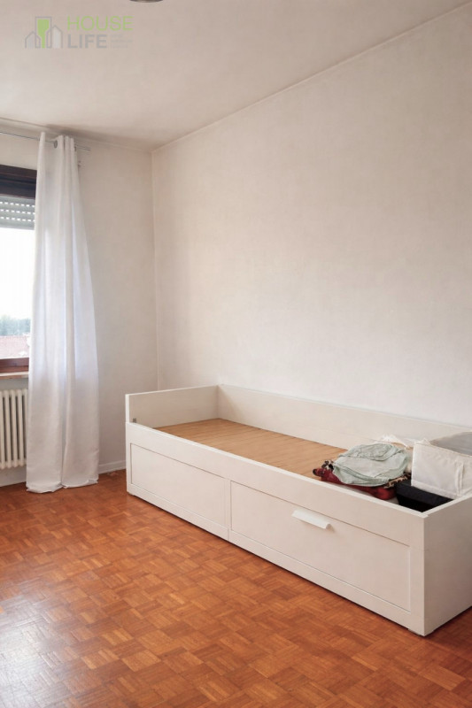 THIENE- Vianelle: in zona residenziale molto tranquilla TRICAMERE al piano terzo ed ultimo, in co...